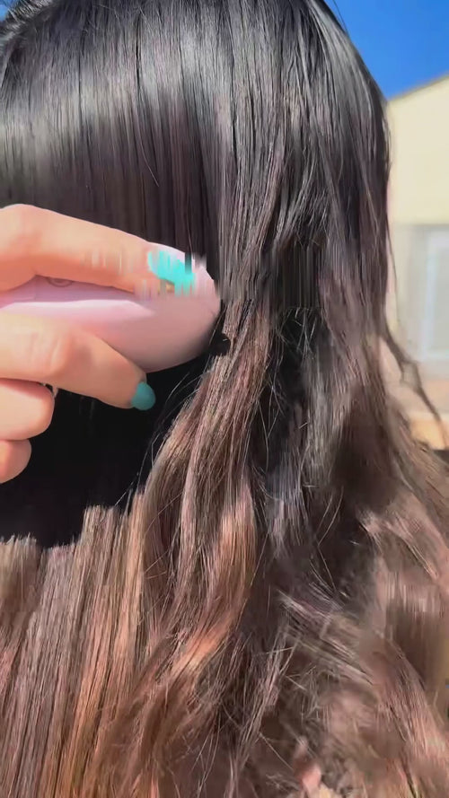 The Mini smoothing wavy hair straight in a few passes